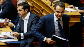 Μητσοτάκης: Φτωχοποιήσατε τους πολίτες - Τσίπρας: Το μέρισμα δεν είναι ψίχουλα