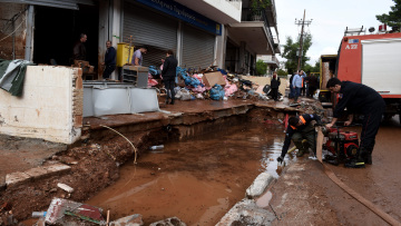 Οδοιπορικό στη Μάνδρα: Βομβαρδισμένο τοπίο η πόλη πέντε ημέρες μετά τις πλημμύρες
