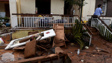 Τέσσερις συλλήψεις για πλιάτσικο μετά τις πλημμύρες σε Μάνδρα και Ελευσίνα