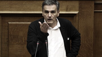 «Ποτέ δεν είπα ότι τα 18 χιλιάδες ευρώ είναι μεσαία τάξη» λέει τώρα ο Τσακαλώτος