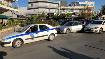 Γλυφάδα: Μαχαίρωσε αστυνομικό και επιχείρησε να «πατήσει» άλλους για μια κλήση