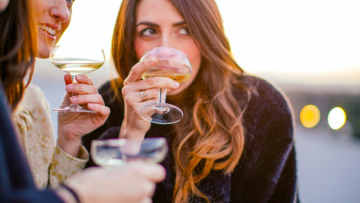 Και όμως το αλκοόλ βοηθάει να μιλά κανείς καλύτερα ξένες γλώσσες!