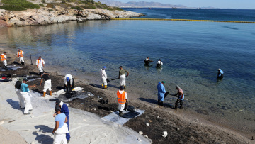 Ηχηρή απουσία Κουρουμπλή από συνέδριο με θέμα τις συνέπειες της βύθισης του «Αγία Ζώνη ΙΙ»