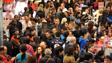 «Black Friday» είναι στο Μανχάταν, εδώ είναι «1+1 μπλουζάκι δώρο»