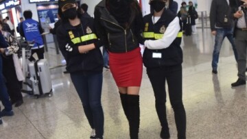 Βίντεο: 19χρονο μοντέλο από την Ελλάδα συνελήφθη με κοκαΐνη 300.000 δολαρίων στο αεροδρόμιο του Χονγκ Κονγκ