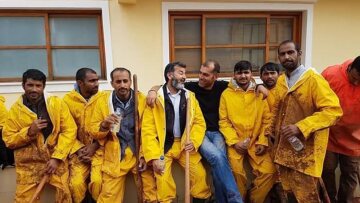 Πλημμύρες στη Μάνδρα: 100 μετανάστες θα βοηθήσουν τους κατοίκους να καθαρίσουν τις λάσπες