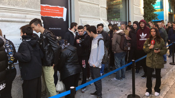 Black Friday: Ουρές από τα ξημερώματα - Με εκπτώσεις 20-30% προσελκύουν καταναλωτές