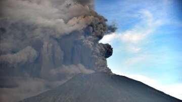 Η έκρηξη του ηφαιστείου Agung στο Μπαλί σε ένα εντυπωσιακό timelapse βίντεο