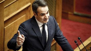 Κυριάκος: Πείτε στον σκηνοθέτη να κόψει τις θήκες με τα πούρα - Τσίπρας: Εγώ δεν ξεσκονίζω το γραφείο μου από δώρα 