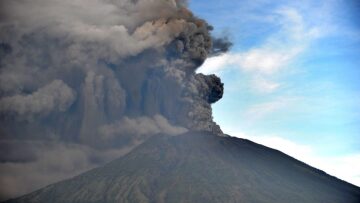 Πάνω από 440 πτήσεις έχουν ακυρωθεί στην Ινδονησία λόγω του ηφαιστείου Αγκούνγκ στο Μπαλί