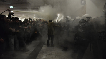 Δείτε βίντεο: Άγριο ξύλο από τα ΜΑΤ στα κινήματα κατά των πλειστηριασμών