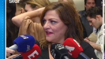 Εκνευρισμένη η Βίκυ Σταυροπούλου με δημοσίευμα που τη θέλει σε σχέση με νεαρό ηθοποιό