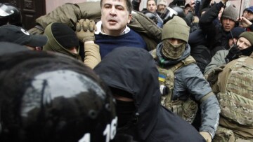 Χάος στο Κίεβο: Οι υποστηρικτές του Σαακασβίλι τον απελευθέρωσαν από τους αστυνομικούς!