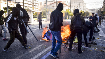 Αντιδήμαρχος Αθηναίων στο ΘΕΜΑ 104,6: Αντιεξουσιαστές μας πετούν πέτρες όταν απομακρύνουμε κάδους