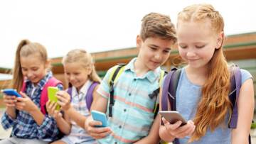 Γαλλία: Το υπουργείο Παιδείας απαγορεύει τα κινητά στα σχολεία