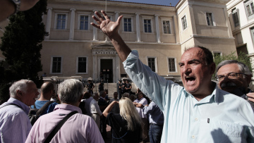 Έρχεται διπλή «σφαγή» για το ΕΚΑΣ: 50.000 θα το χάσουν, 185.000 θα πάρουν έως και 35 ευρώ