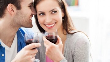 Έρευνα: Το μέγεθος του ποτηριού επηρεάζει πόσο κρασί πίνουμε;