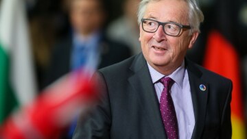 «Αδέξια» παρέμβαση Γιούνκερ στη διαμάχη Τουσκ-Αβραμόπουλου