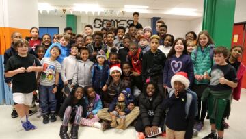 Βίντεο: Ο Μπαράκ Ομπάμα... Άγιος Βασίλης μοιράζει δώρα σε παιδιά