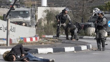 Σοκαριστικό βίντεο: Η στιγμή που Ισραηλινοί στρατιώτες πυροβολούν Παλαιστίνιο ζωσμένο με εκρηκτικά
