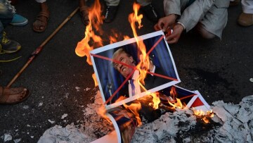 Παλαιστίνιοι έκαψαν πλακάτ με φωτογραφίες του Τραμπ και του Πενς