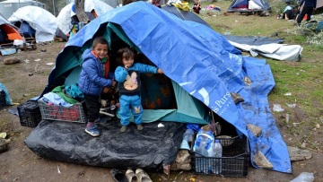 Λέσβος: Μέσα σε λάσπες και σκουπίδια μένουν οι πρόσφυγες στο hotspot στη Μόρια
