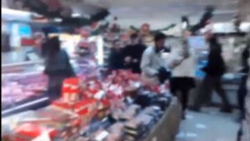 Βίντεο: Ο Ρουβίκωνας «εισέβαλε» σε σούπερ μάρκετ στα Πετράλωνα