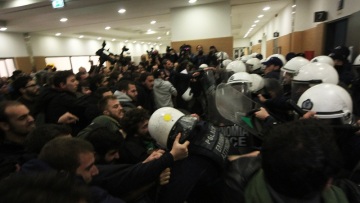 «Κάνουμε πλειστηριασμούς για να μην κάνουμε ανακεφαλαιοποίηση τραπεζών» λέει τώρα η κυβέρνηση