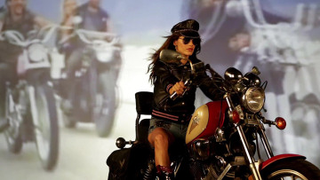 Απολαύστε τη sexy rider Alessandra Ambrozio