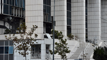 Βόμβα στο Εφετείο: Οι δράστες πυροβόλησαν κατά του φρουρού