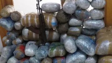 Έλληνας με καλάσνικοφ μετέφερε 101 κιλά χασίς