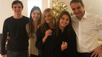 Οι ευχές του Κυριάκου Μητσοτάκη και η οικογενειακή φωτογραφία