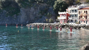 Σε σανίδα του σερφ, διά θαλάσσης, έφτασε ο Άγιος Βασίλης στην Πάργα