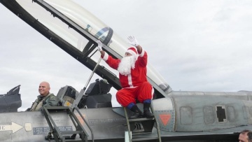 Λάρισα: Ο Άγιος Βασίλης προσγειώθηκε στην 110 Πτέρυγα Μάχης με F-16 (φωτογραφίες)