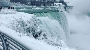 Όταν η φύση... ζωγραφίζει: Οι καταρράκτες του Νιαγάρα πάγωσαν και το σκηνικό «κόβει» την ανάσα 