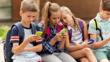 Όχι smartphone πριν από τα 13 έτη, συστήνει η αρχή Δημόσιας Υγείας στην Σουηδία
