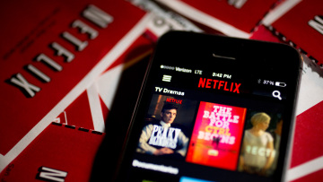 Ερευνα για τους χρήστες του Netflix: Κωμωδίες για... πρωινό - Τι βλέπουμε στο κρεβάτι