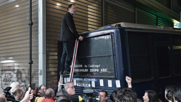Συγκέντρωση κατά των πλειστηριασμών: Ο Λαφαζάνης έβαλε σκάλα  για να ανέβει στην κλούβα των ΜΑΤ 