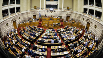 Τι ανταλλάγματα θα πάρουν οι έξι βουλευτές που θα στηρίξουν τη νέα κυβερνητική πλειοψηφία