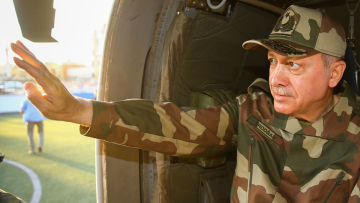 Ερντογάν με στολή παραλλαγής: Ο Τσίπρας είχε υποσχεθεί να διευθετήσει το θέμα των «8» σε 15 ημέρες