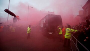 Βίντεο: Υποδοχή με μπουκάλια των οπαδών της Λίβερπουλ στο λεωφορείο της Σίτι!