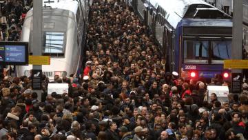 Η Γαλλία «παραλύει» για δεύτερη μέρα ενόψει απεργιακών κινητοποιήσεων