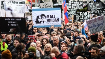 Σλοβακία: Μεγαλειώδης διαδήλωση με αίτημα την απόλυση του αρχηγού της αστυνομίας 