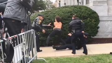 ΗΠΑ: Χάος στη δίκη του Μπιλ Κόσμπι - Επίθεση από γυμνόστηθη ακτιβίστρια