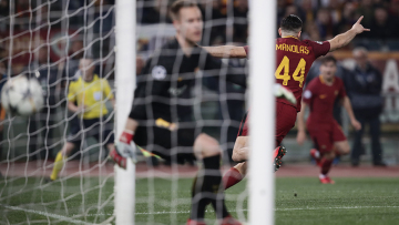 Βίντεο: Η «χρυσή» κεφαλιά του Κώστα Μανωλά που έστειλε τη Ρόμα στους «4» του Champions League