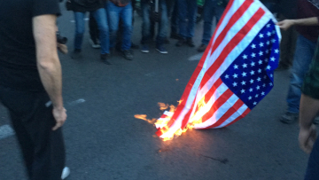 Διαδηλωτές του KKE έκαψαν τη γαλλική, την αμερικανική και τη βρετανική σημαία σε συγκέντρωση κατά της επίθεσης στη Συρία