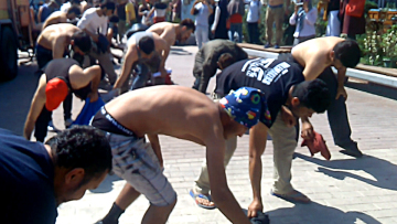 Φωτογραφίες από την Μυτιλήνη: Αμετακίνητοι από την πλατεία Σαπφούς οι καταληψίες μετανάστες