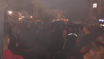 Ένταση στη Λέσβο: Ακροδεξιοί επιτέθηκαν σε πρόσφυγες στην πλατεία Σαπφούς