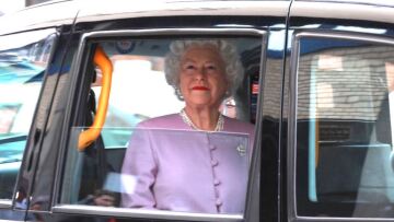 Βασιλική... φάρσα:  Κέρινη Ελισάβετ κλέβει την παράσταση έξω από την κλινική που γέννησε η Κέιτ