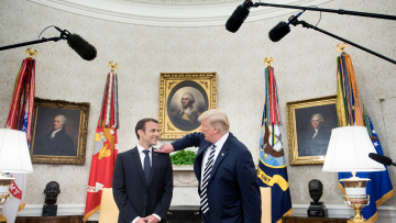 Βίντεο: Ο Τραμπ «τινάζει» την... πιτυρίδα από το σακάκι του Μακρόν